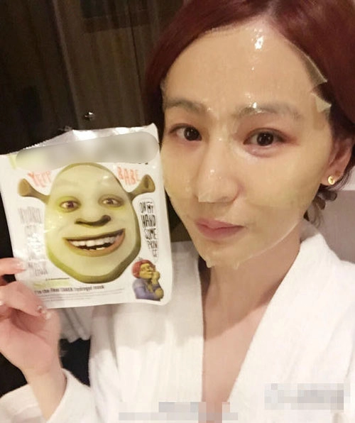 Sao đua nhau đắp mặt nạ rồi chụp ảnh selfie