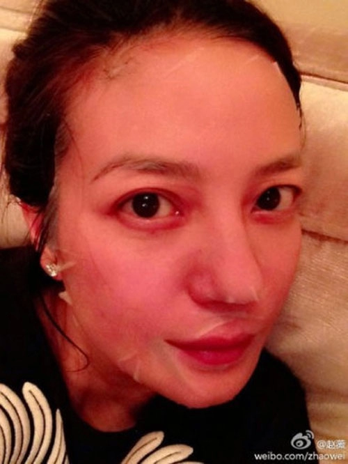 Sao đua nhau đắp mặt nạ rồi chụp ảnh selfie