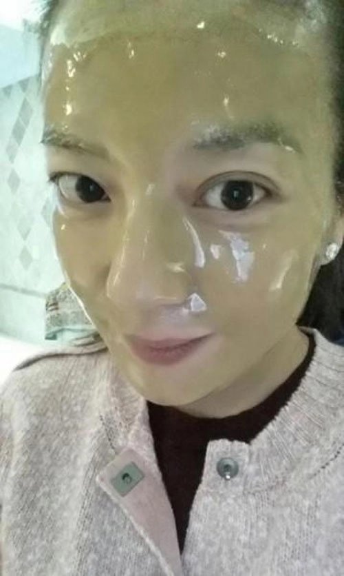 Sao đua nhau đắp mặt nạ rồi chụp ảnh selfie