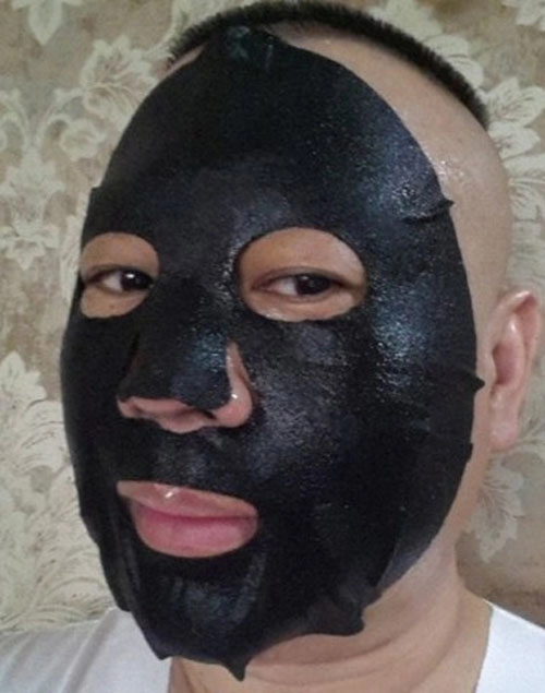 Sao đua nhau đắp mặt nạ rồi chụp ảnh selfie