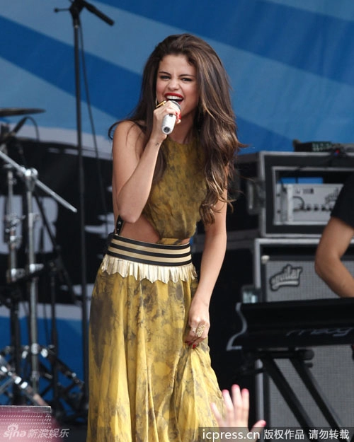 Selena đốt sân khấu với váy buông lưng trần