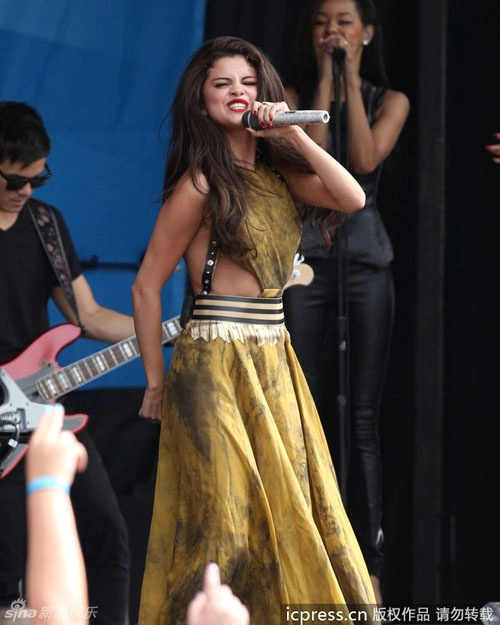Selena đốt sân khấu với váy buông lưng trần