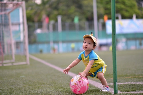 Siêu mẫu nhí nữ cầu thủ tí hon an nhiên