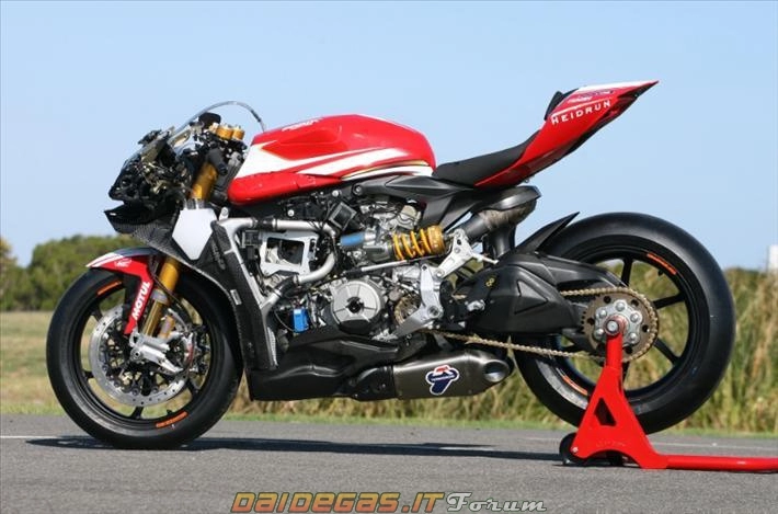 Siêu mô tô ducati 1199 panigale trên đường đua thế giới