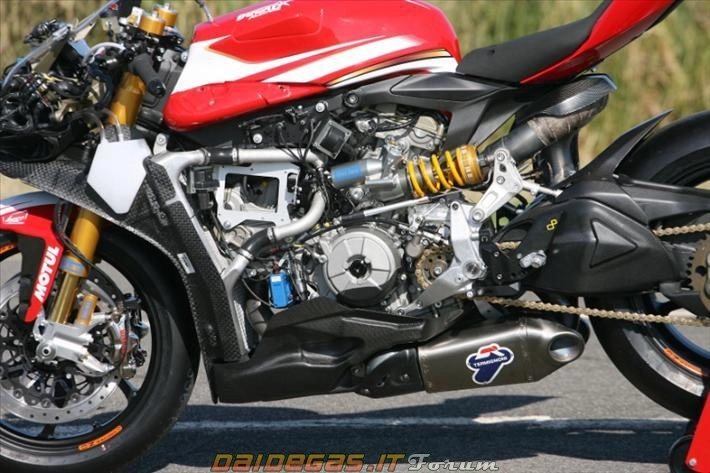 Siêu mô tô ducati 1199 panigale trên đường đua thế giới