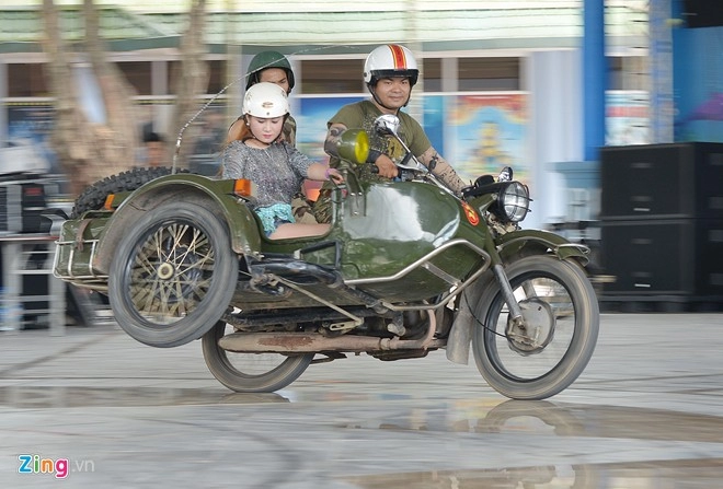 Sôi động với màn biểu diễn sidecar tại công viên nước hồ tây