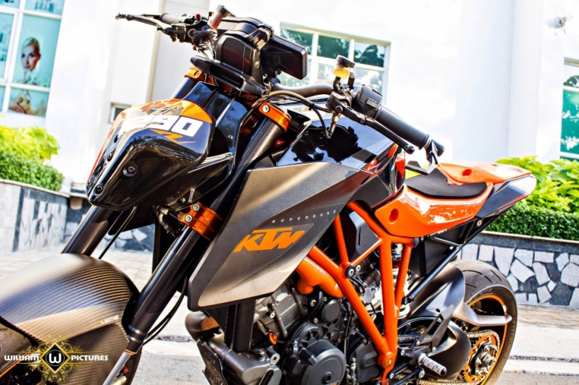 Song mã ktm 1290 super duke r tuyệt đẹp trong bộ ảnh thiên thần và ác quỷ tại việt nam