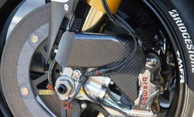 Suzuki gsx-rr sử dụng phểu làm mát phanh brembo trên đường đua motogp