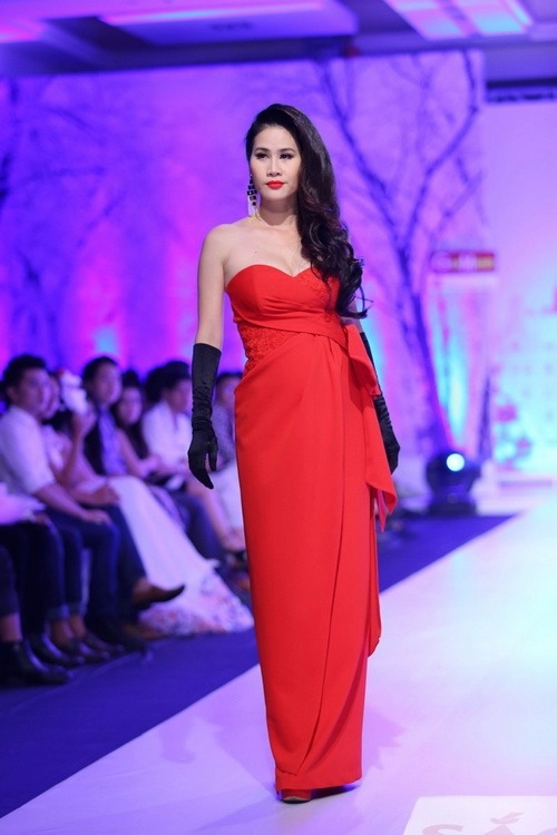 Thân thuy ha catwalk sau 7 năm gac kiêm