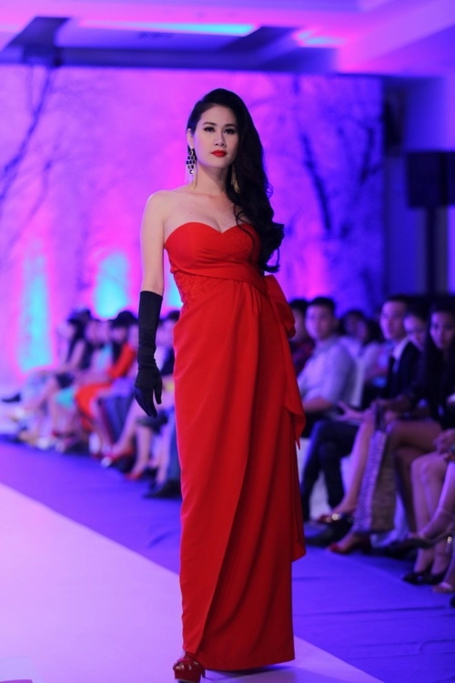 Thân thuy ha catwalk sau 7 năm gac kiêm