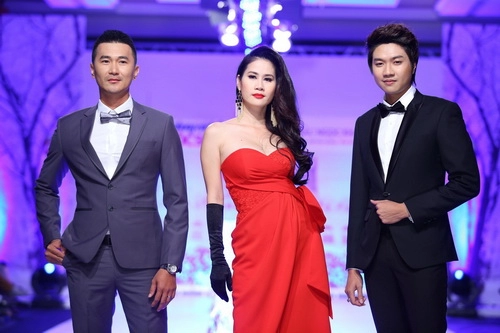 Thân thuy ha catwalk sau 7 năm gac kiêm