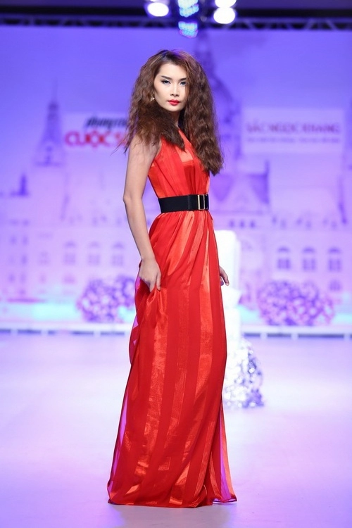 Thân thuy ha catwalk sau 7 năm gac kiêm