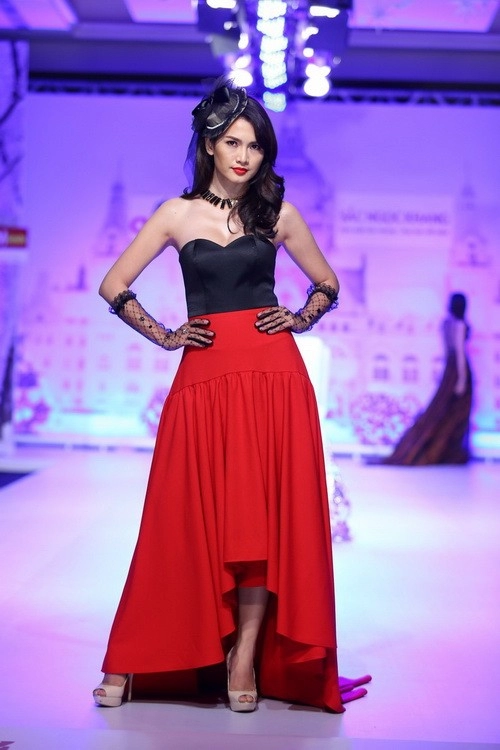 Thân thuy ha catwalk sau 7 năm gac kiêm