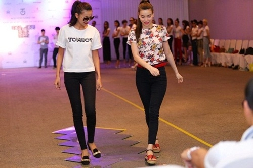 Thanh hằng - hà hồ cùng chỉ đạo catwalk