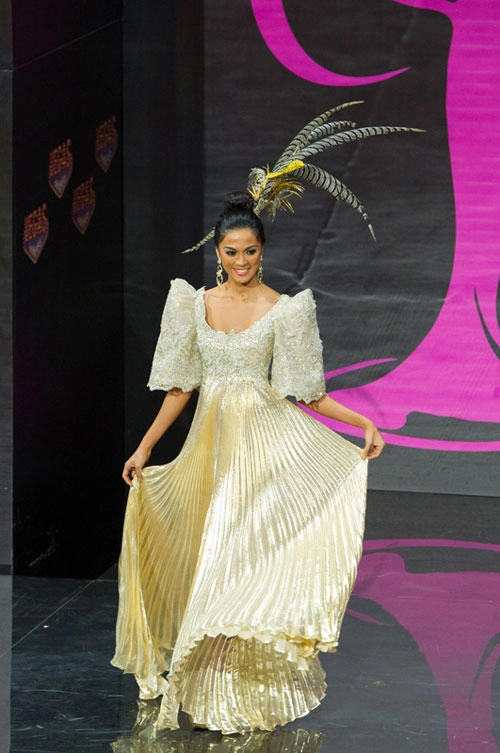 Thí sinh miss universe rộn ràng trình diễn quốc phục