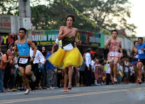 Thú vị cuộc thi nam giới chạy đua trên giày cao gót