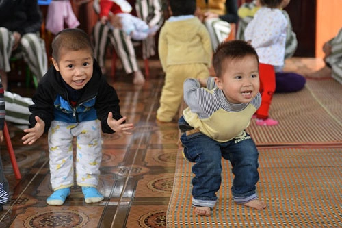 Thương quá trẻ ra đời trong trại giam