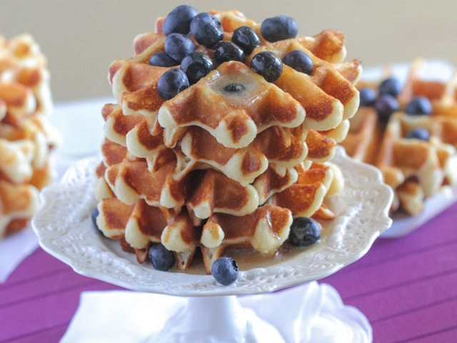 Thưởng thức bánh waffle thơm ngon