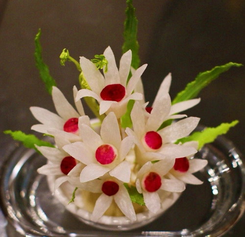 Tỉa hoa từ củ cải xinh xắn trang trí bàn ăn