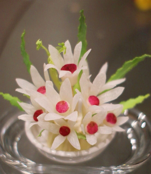 Tỉa hoa từ củ cải xinh xắn trang trí bàn ăn