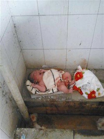 Tq xót xa bé sơ sinh bị bỏ trong nhà vệ sinh