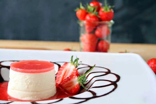 Tráng miệng cực đã với panna cotta sốt dâu tây