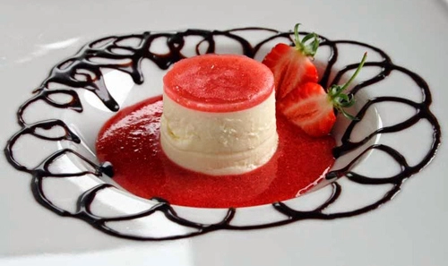 Tráng miệng cực đã với panna cotta sốt dâu tây