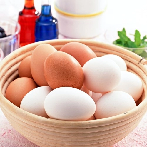 Trứng gà vỏ nâu và vỏ trắng loại nào tốt hơn
