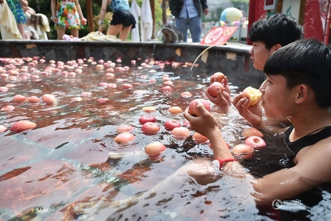 Trung quốc tung dịch vụ tắm suối nước nóng với trái cây tươi