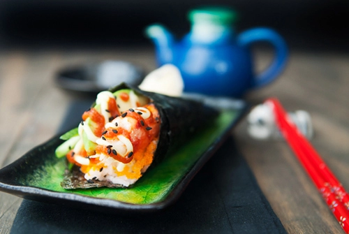 Tự làm sushi hình ốc quế thơm ngon