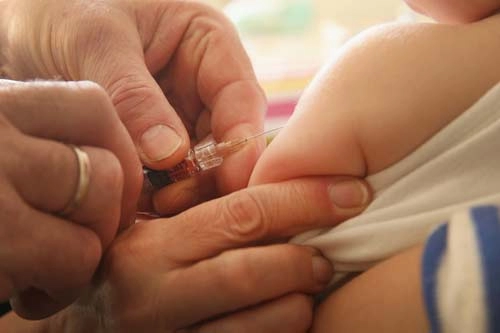 Úc cắt giảm tiền trợ cấp nếu không cho con tiêm vắc-xin