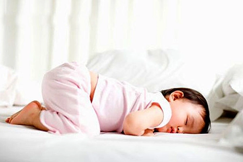 Ưu điểm và nhược điểm các tư thế ngủ của trẻ sơ sinh