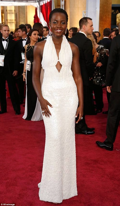 Váy mất cắp của lupita nyongo được trả lại vì ngọc trai giả