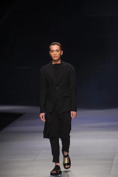 Vifw 2014 hoa mắt với váy độc đáo cho nam giới