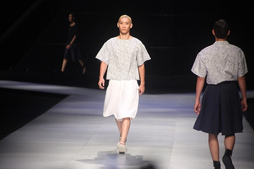 Vifw 2014 hoa mắt với váy độc đáo cho nam giới