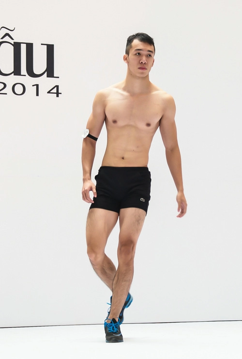 Vntm 2014 adam bế bổng thí sinh vì thân hình quá chuẩn
