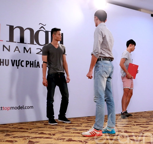 Vntm 2014 thí sinh nam bất ngờ cầu hôn giám khảo