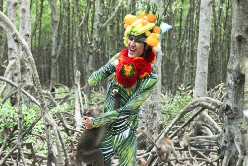Vntm2015 tập 5 top 11 hóa người rừng tạo dáng với khỉ