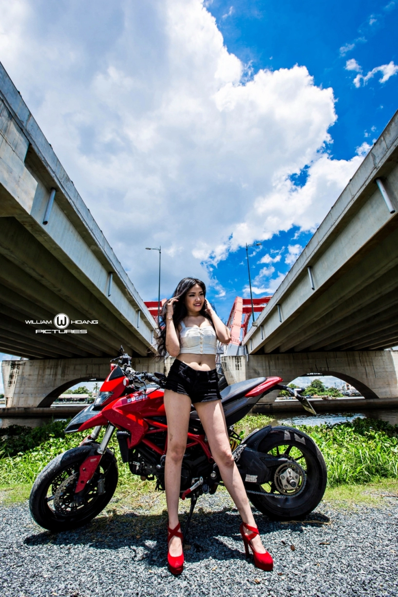 Vua đường phố ducati hypermotard so dáng cùng người mẫu xinh đẹp