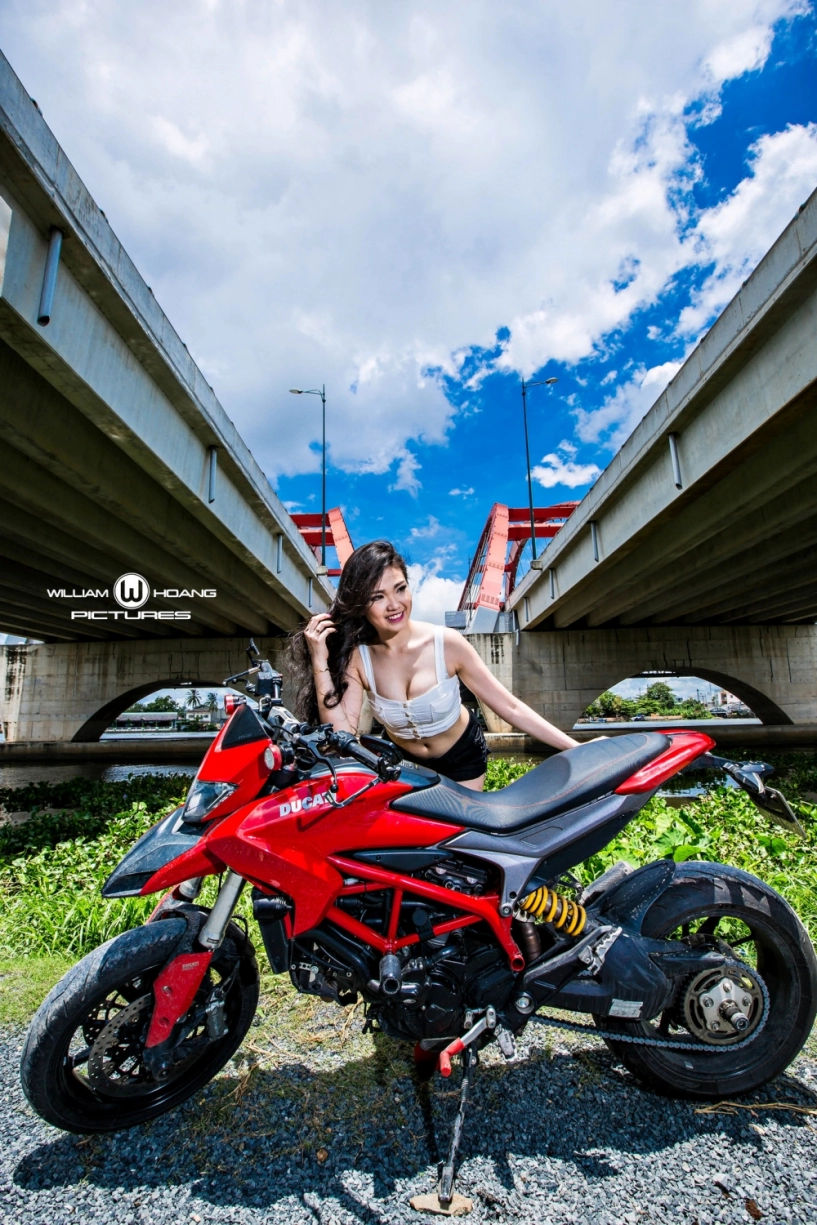 Vua đường phố ducati hypermotard so dáng cùng người mẫu xinh đẹp