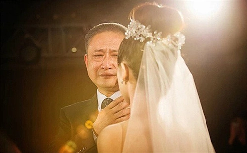 Xúc động chùm ảnh người bố khóc trong ngày cưới con gái