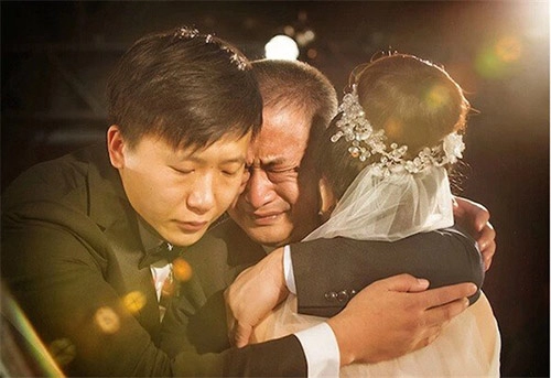 Xúc động chùm ảnh người bố khóc trong ngày cưới con gái