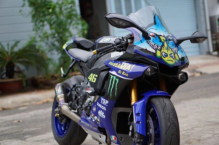 Yamaha r1 2015 đầy phong cách với bộ tem cá mập của nón agv misano 2015