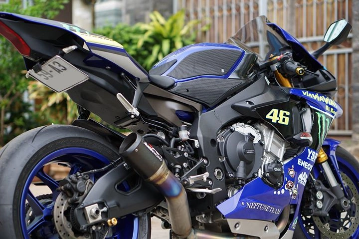 Yamaha r1 2015 đầy phong cách với bộ tem cá mập của nón agv misano 2015