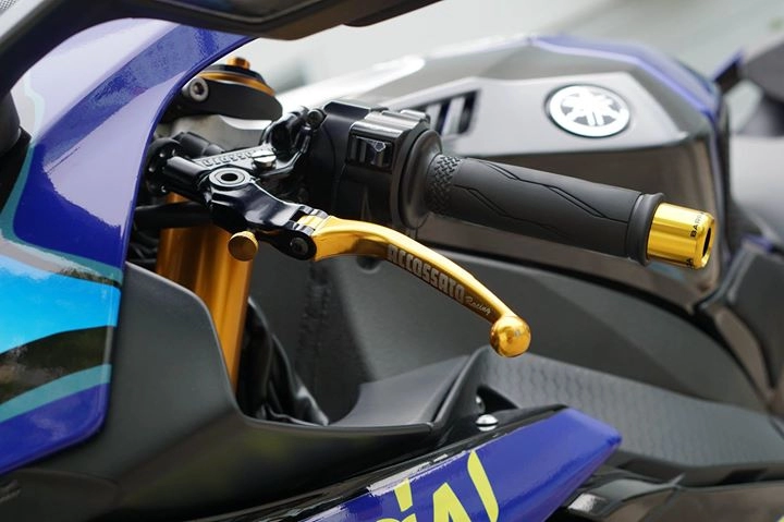 Yamaha r1 2015 đầy phong cách với bộ tem cá mập của nón agv misano 2015