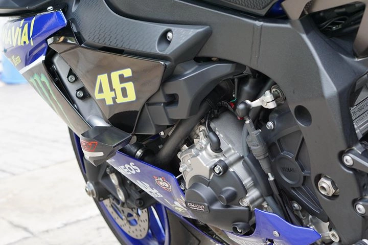 Yamaha r1 2015 đầy phong cách với bộ tem cá mập của nón agv misano 2015