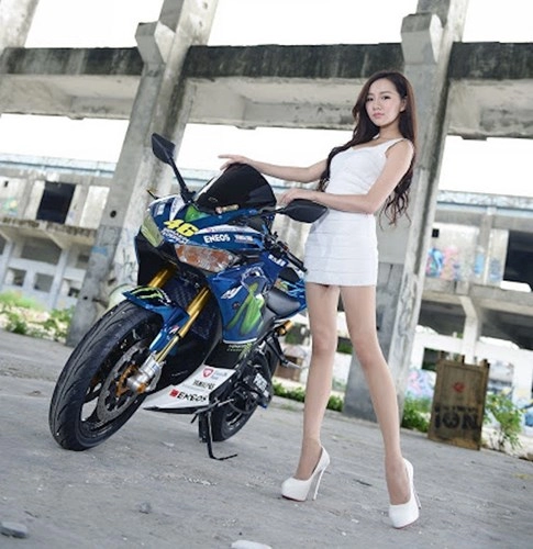 Yamaha r3 trong bản độ siêu phẩm bên cạnh cô nàng xinh đẹp xứ đài