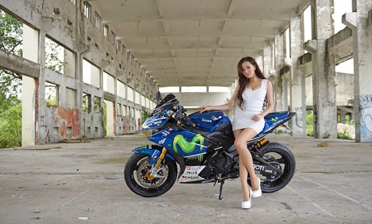 Yamaha r3 trong bản độ siêu phẩm bên cạnh cô nàng xinh đẹp xứ đài