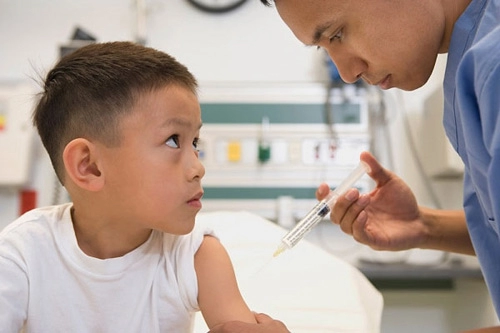 10 mũi tiêm vắc xin trẻ không thể bỏ qua trong đời