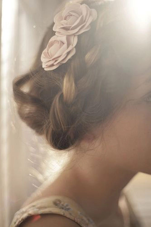 20 mẫu tóc cưới lãng mạn bắt nguồn xúc cảm từ hoa